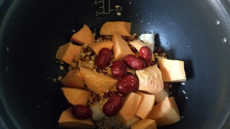 Red dates and black rice porridge