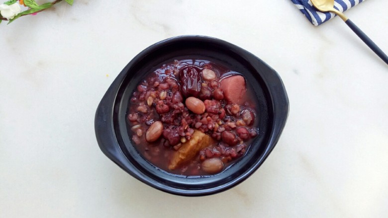 Red dates and black rice porridge