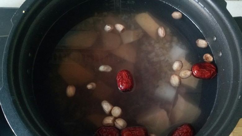 Red dates and black rice porridge