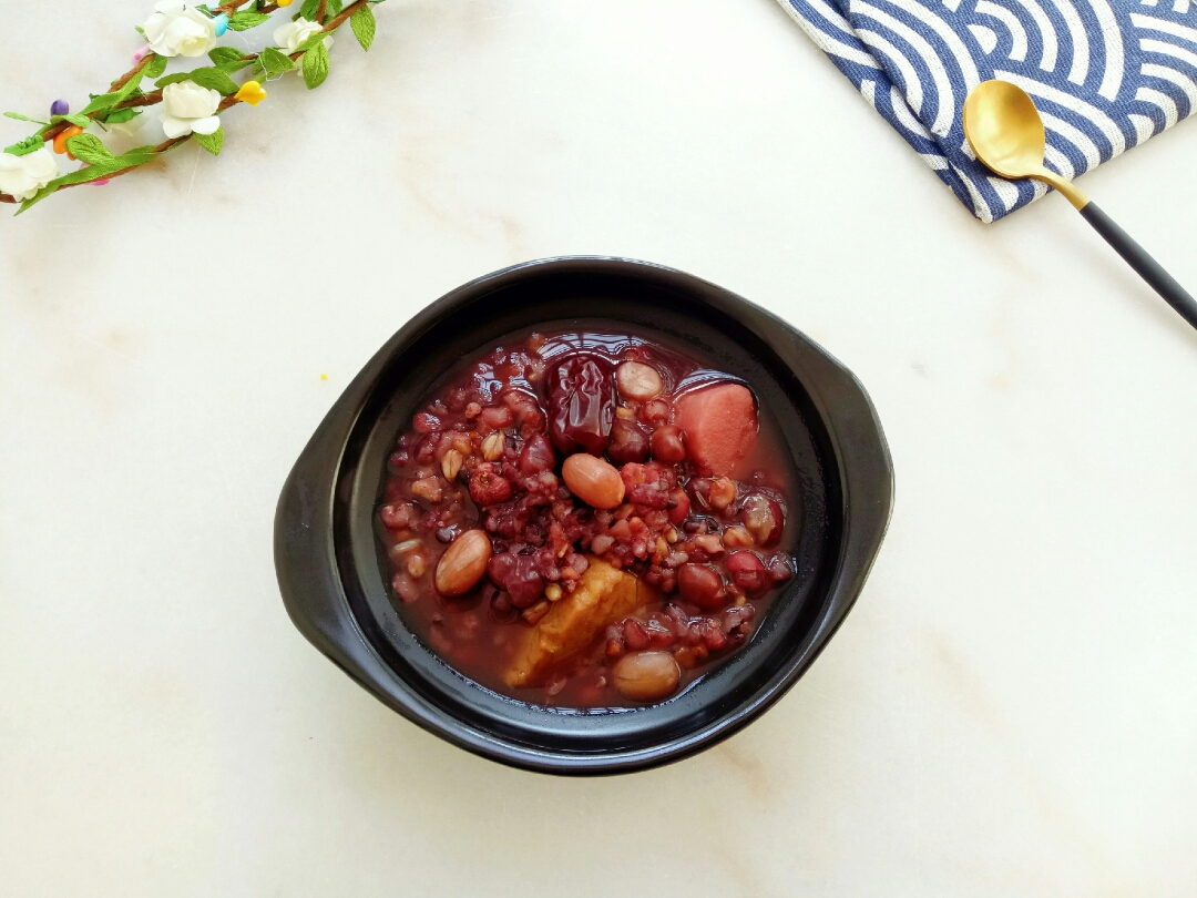 Red dates and black rice porridge