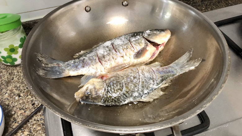 Braised crucian carp in sauce➕This year's flowers are better than last year's red