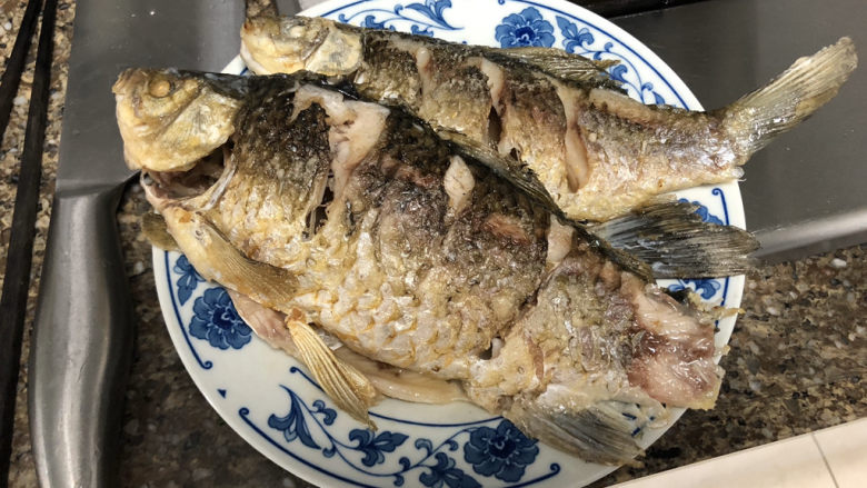 Braised crucian carp in sauce➕This year's flowers are better than last year's red