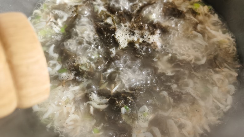 Seaweed and Shrimp Skin Soup