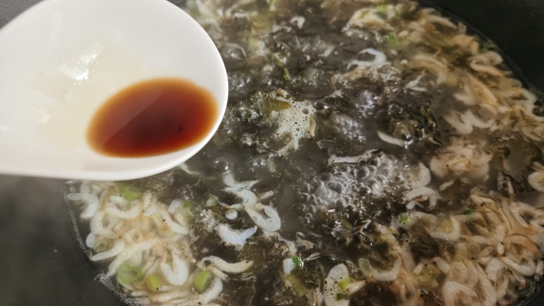 Seaweed and shrimp skin soup