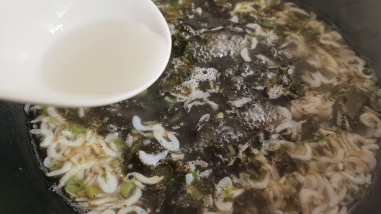 Seaweed and shrimp skin soup