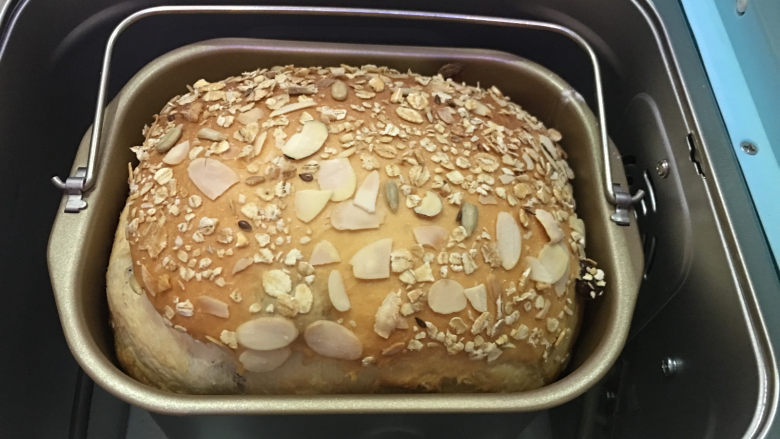 Bread machine version of dried fruit oatmeal toast