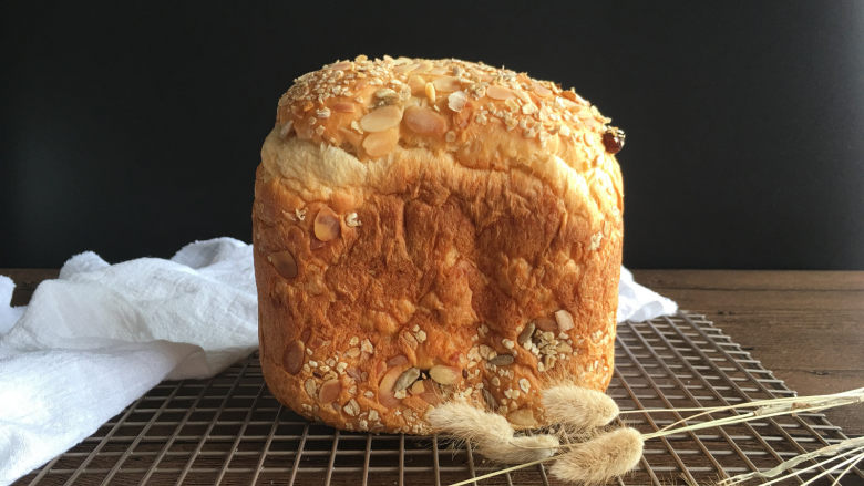 Bread machine version of dried fruit oatmeal toast