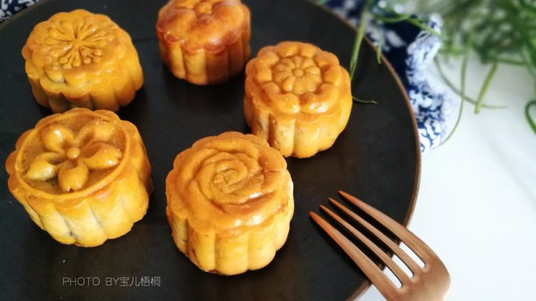 Cantonese-style mooncakes