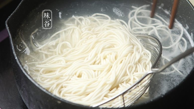 A bowl of noodles that is essential in summer~Chicken shredded cold noodles