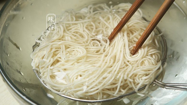 A bowl of noodles that is essential in summer ~ Cold Shredded Chicken Noodles