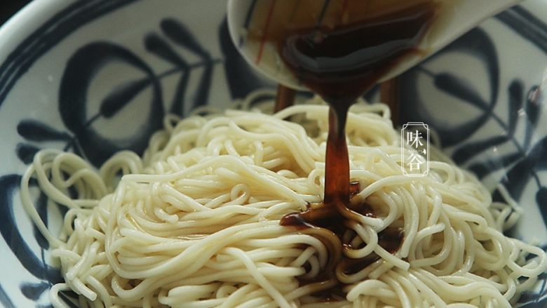 A bowl of noodles that is essential in summer ~ Cold Shredded Chicken Noodles