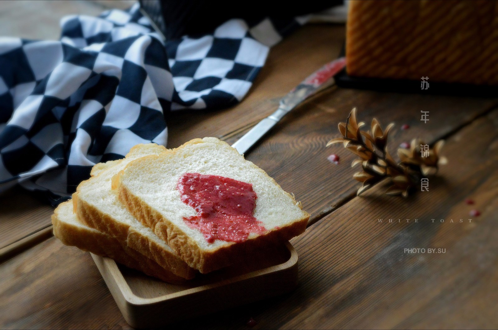 Attached is a hand kneading demonstration picture - white toast with simple ingredients and refined