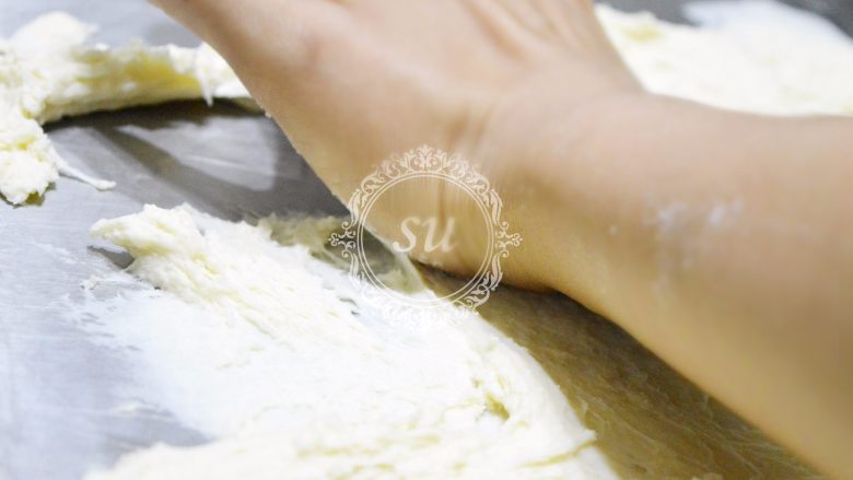 Attached is a hand kneading demonstration picture - white toast with simple ingredients and refined taste