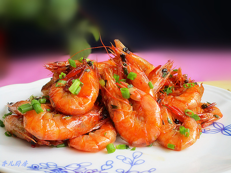 Fried shrimps in oil