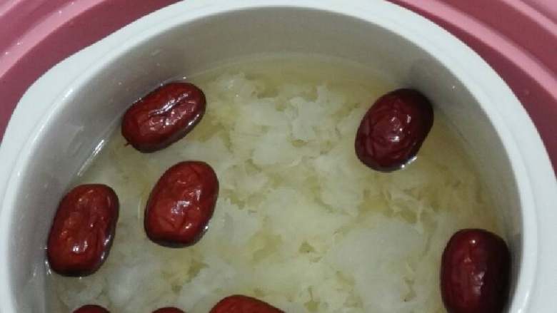 Tremella (Snow Fungus) Red Dates, Longan and Pork Ribs Soup