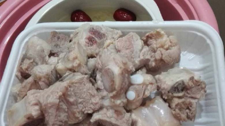 Tremella (Snow Fungus) Red Dates, Longan and Pork Ribs Soup