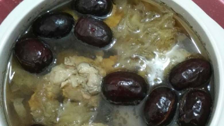 Tremella (Snow Fungus) Red Dates, Longan and Pork Ribs Soup