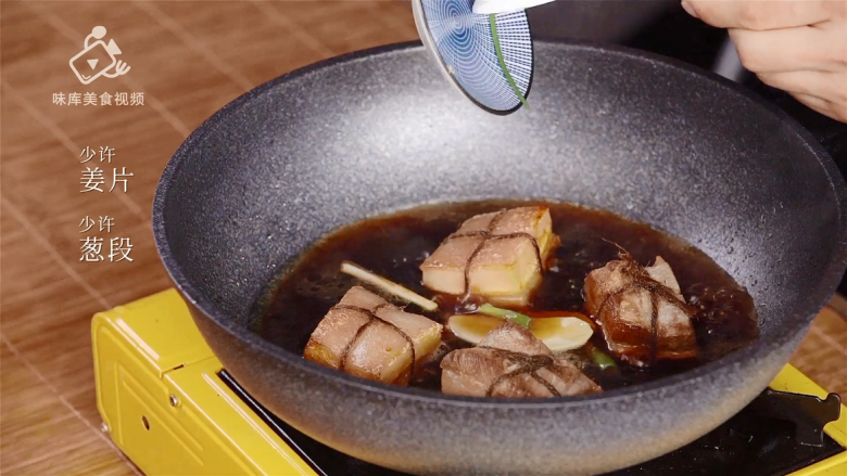 Oolong tea-flavored Dongpo pork, a classic dish that is fat but not greasy