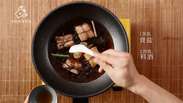 Oolong tea-flavored Dongpo pork, a classic dish that is fat but not greasy