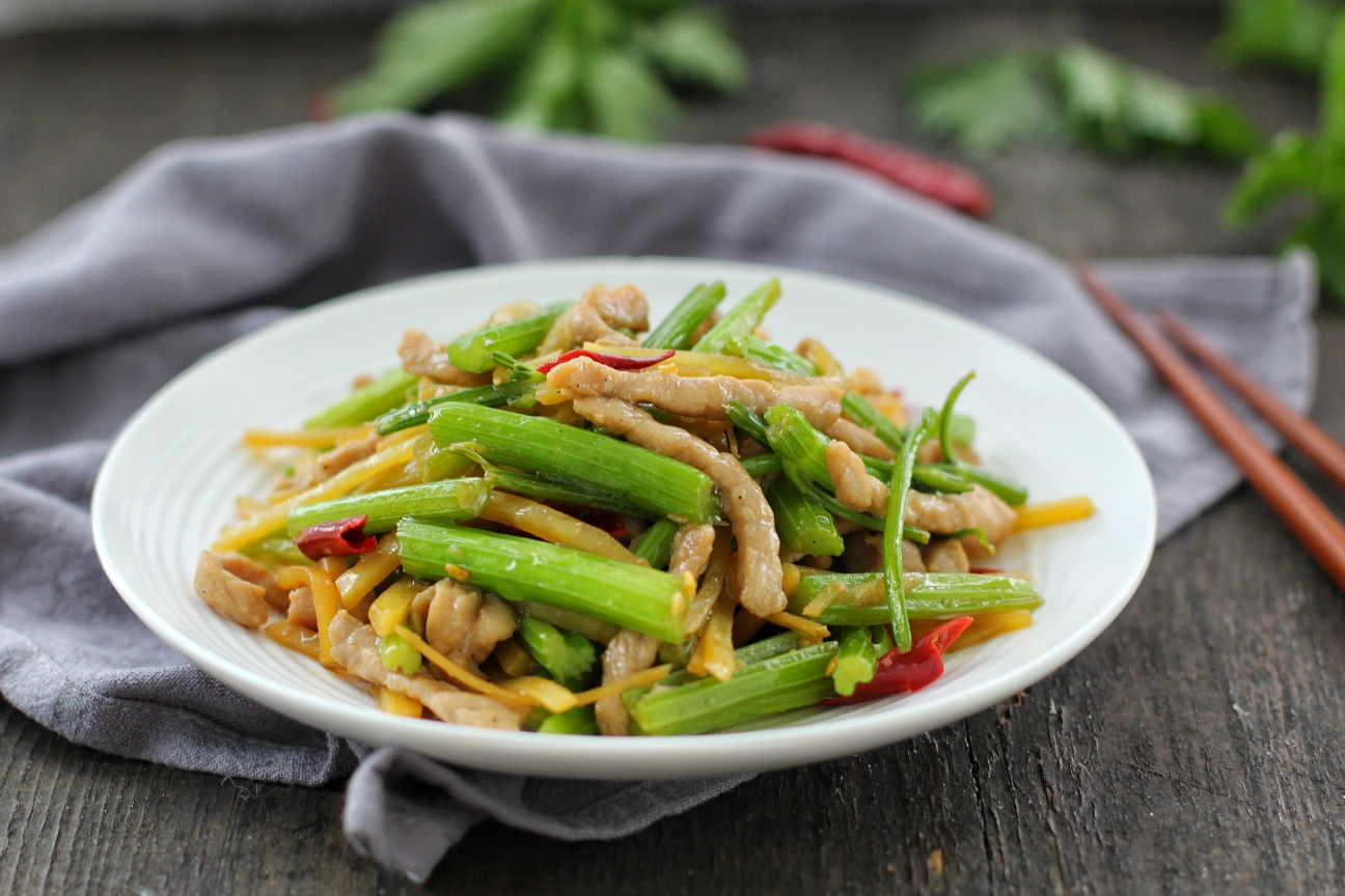 Stir-fried shredded pork with celery and potatoes