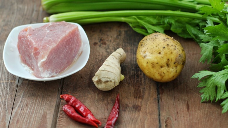 Fried shredded pork with celery and potatoes