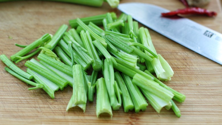 Fried shredded pork with celery and potatoes