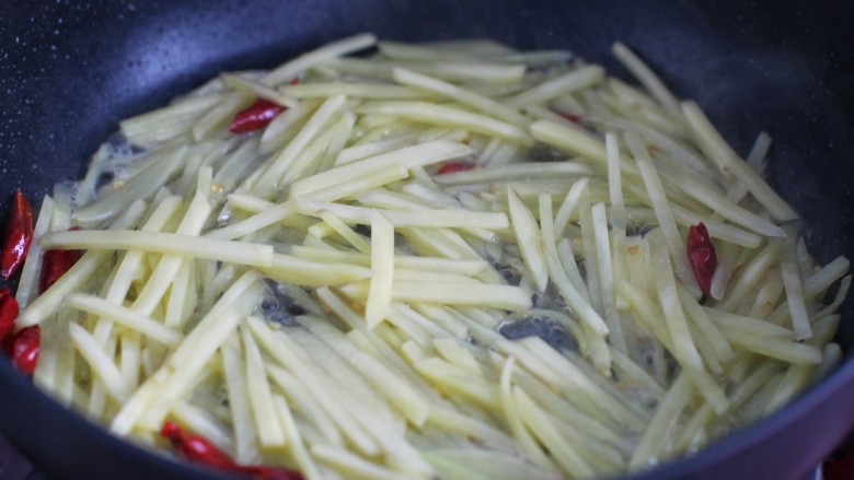 Fried shredded pork with celery and potatoes