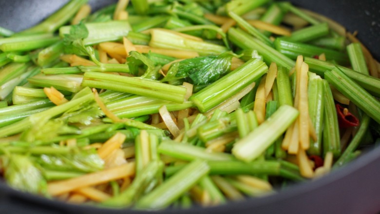 Fried shredded pork with celery and potatoes