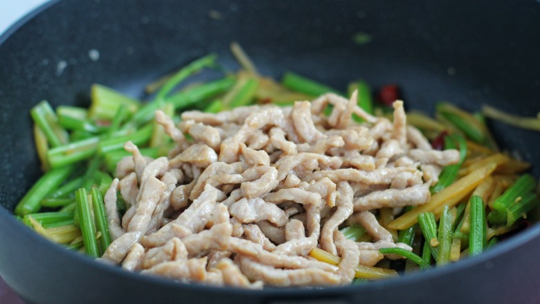 Fried shredded pork with celery and potatoes