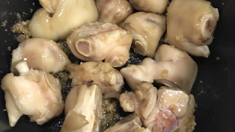 Nutritious braised pig's trotters