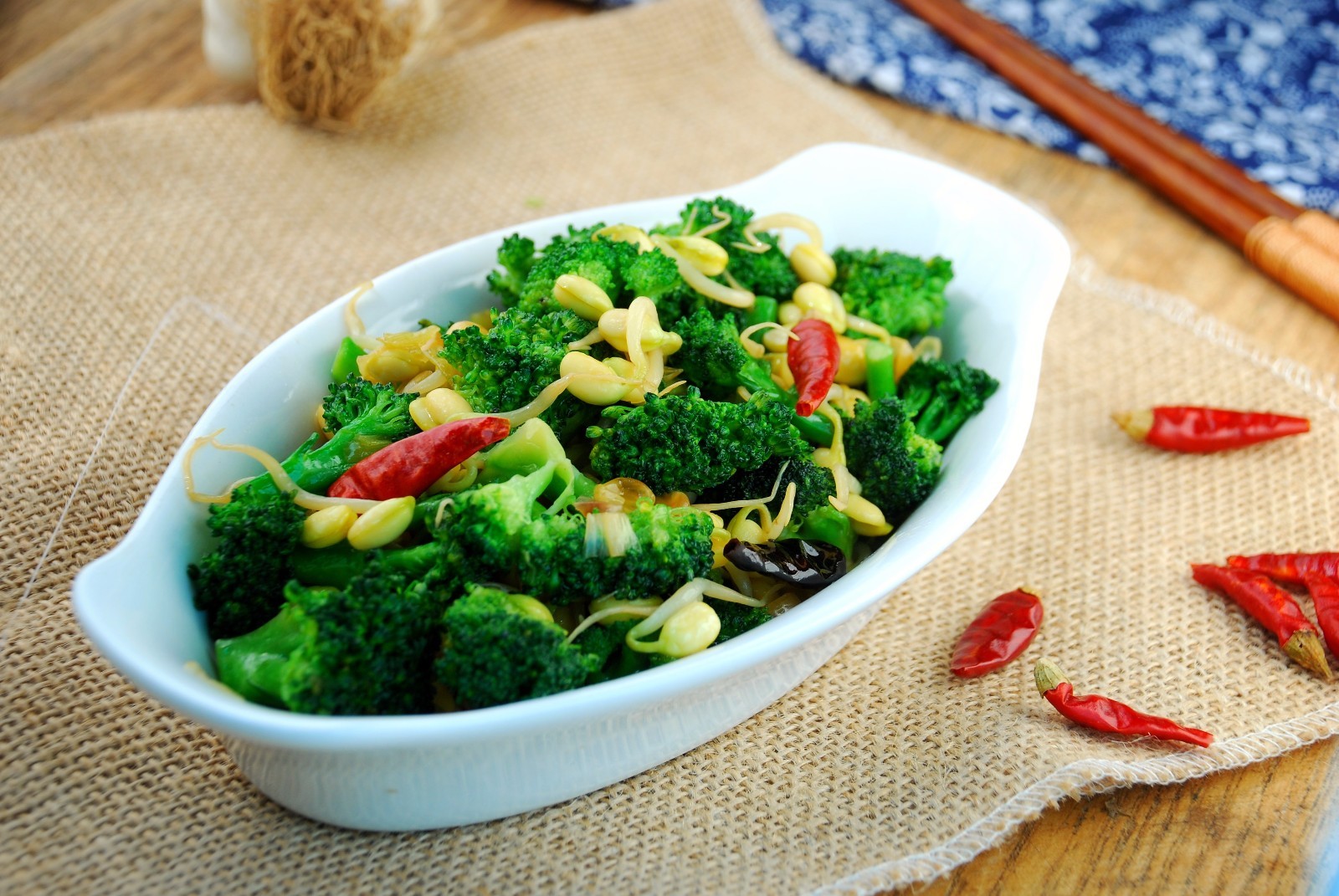 Stir-fried bean sprouts with broccoli