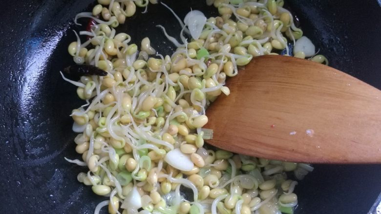 Fried bean sprouts with broccoli