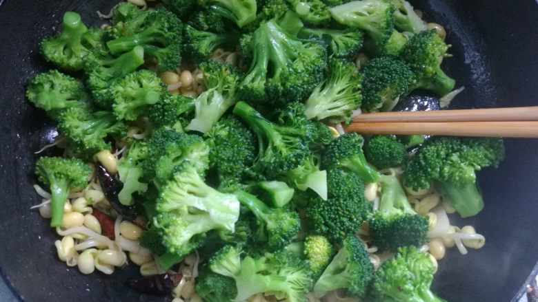 Fried bean sprouts with broccoli