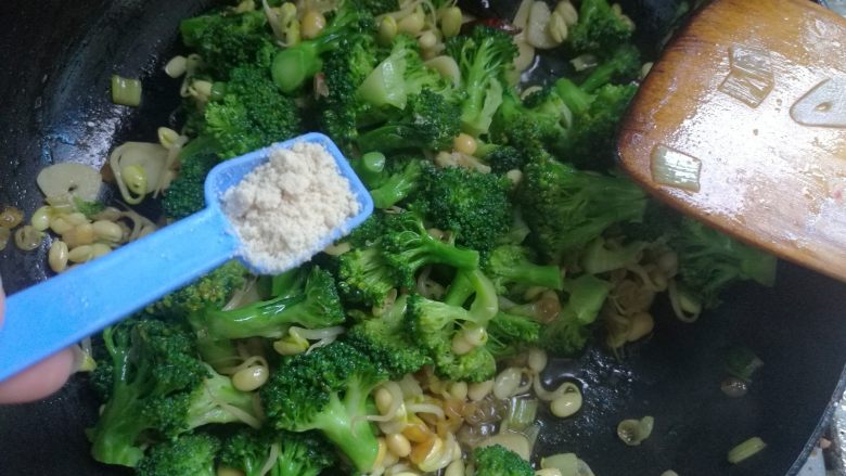 Fried bean sprouts with broccoli