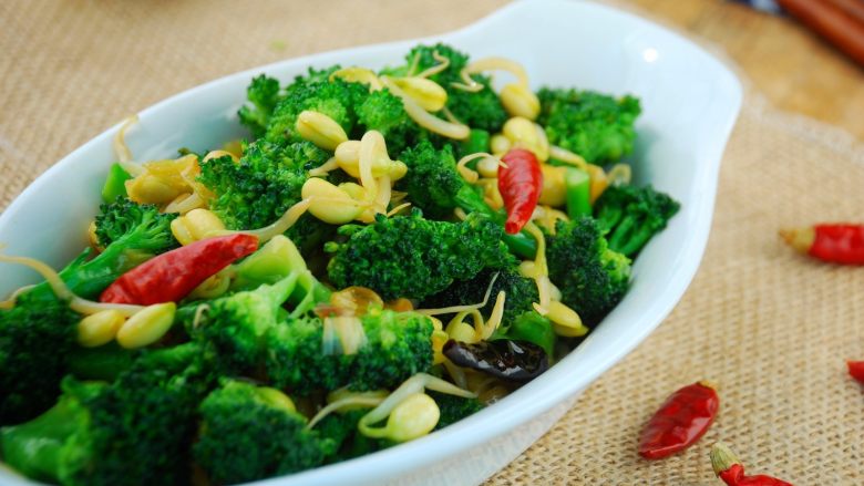 Fried bean sprouts with broccoli