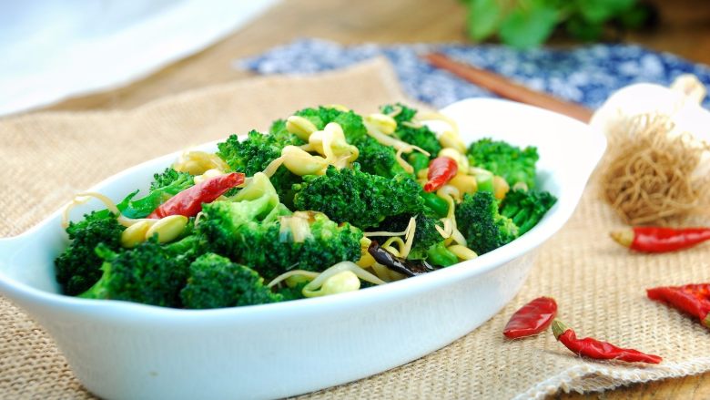 Fried bean sprouts with broccoli