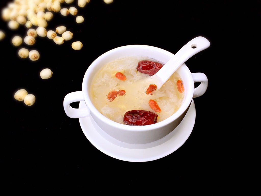 To moisten the lungs and nourish the skin in autumn, have a bowl of red dates and white fungus soup