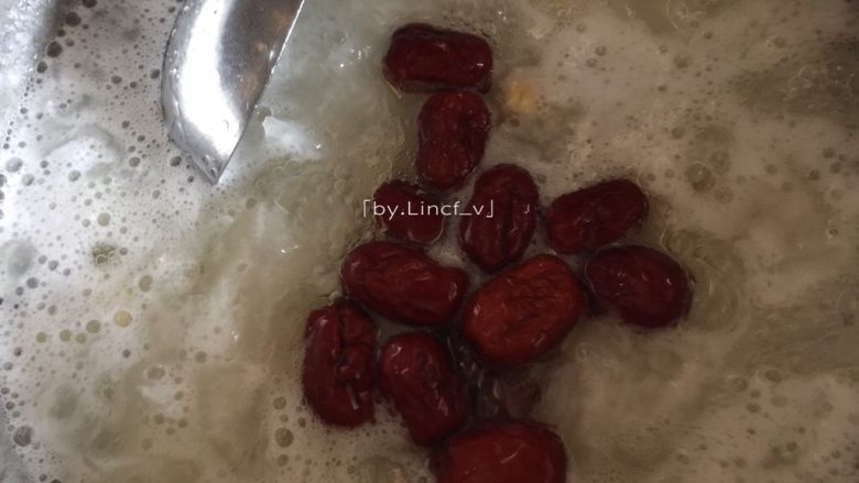 To moisten the lungs and nourish the skin in autumn, have a bowl of red dates and white fungus soup