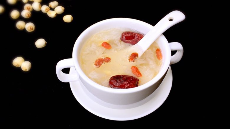 To moisten the lungs and nourish the skin in autumn, have a bowl of red dates and white fungus soup