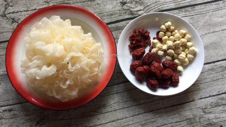 To moisten the lungs and nourish the skin in autumn, have a bowl of red dates and white fungus soup