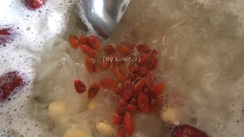 To moisten the lungs and nourish the skin in autumn, have a bowl of red dates and white fungus soup