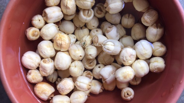 To moisten the lungs and nourish the skin in autumn, have a bowl of red dates and white fungus soup