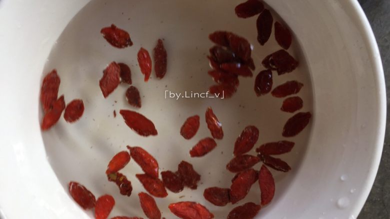 In autumn, nourish the lungs and nourish the skin, have a bowl of red dates and white fungus soup