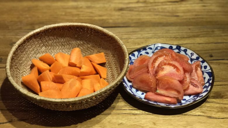 Stewed beef brisket with tomatoes and carrots, don't eat too much