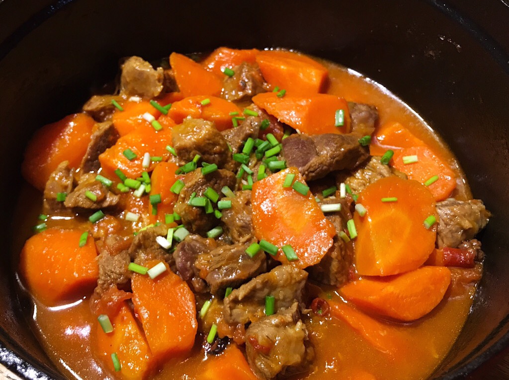 Beef brisket stewed with tomatoes and carrots, don’t overeat