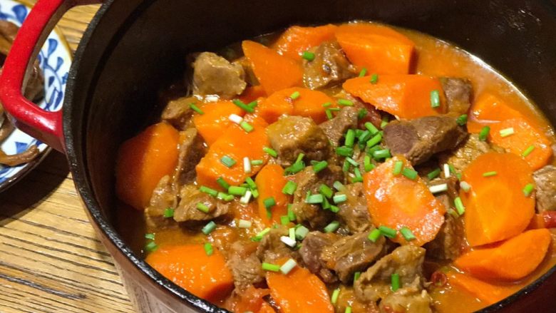 Stewed beef brisket with tomatoes and carrots, don’t overeat