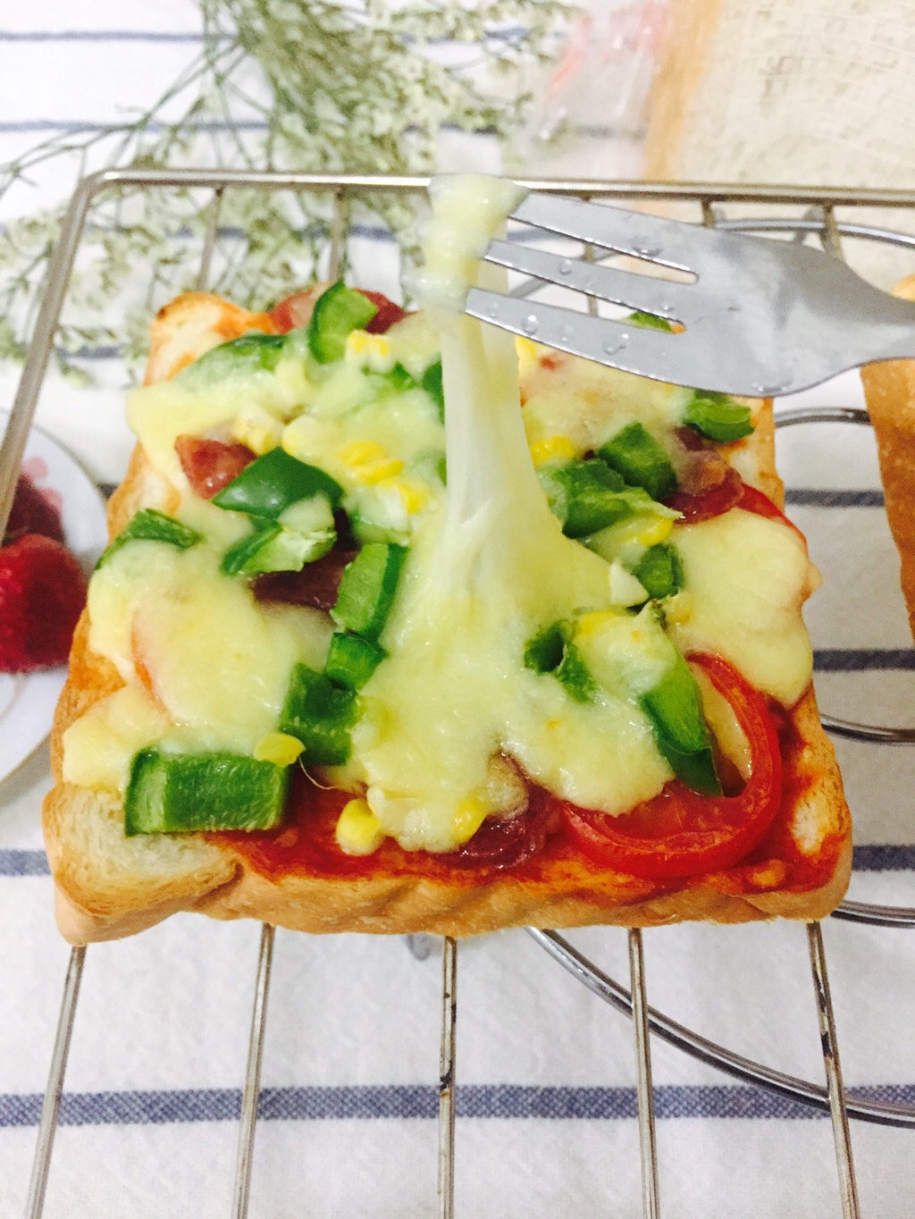 Super delicious toast pizza