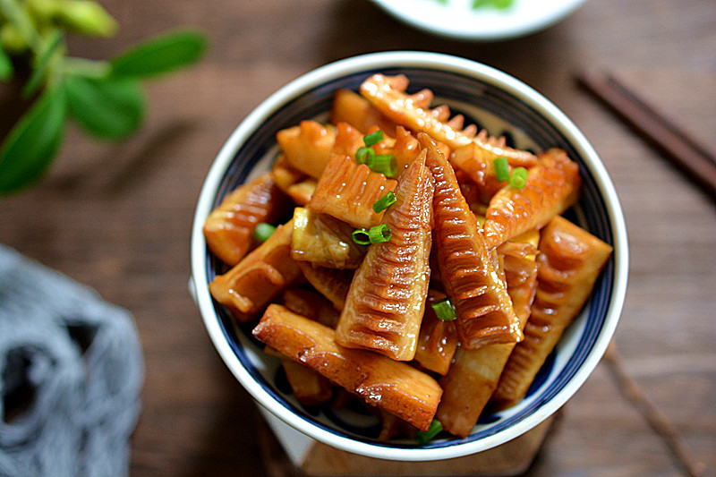 Braised spring bamboo shoots in oil