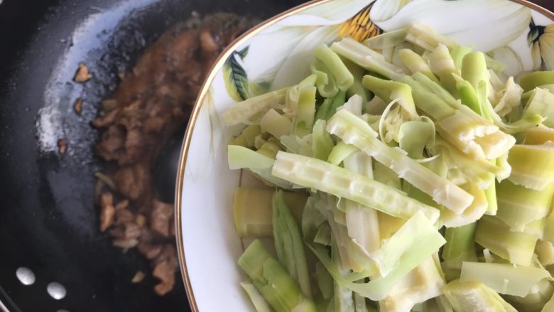 Something that can only be tasted in spring - roasted pork with wild bamboo shoots