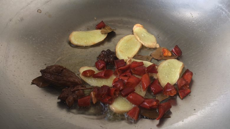 Braised pork elbow with dried bamboo shoots